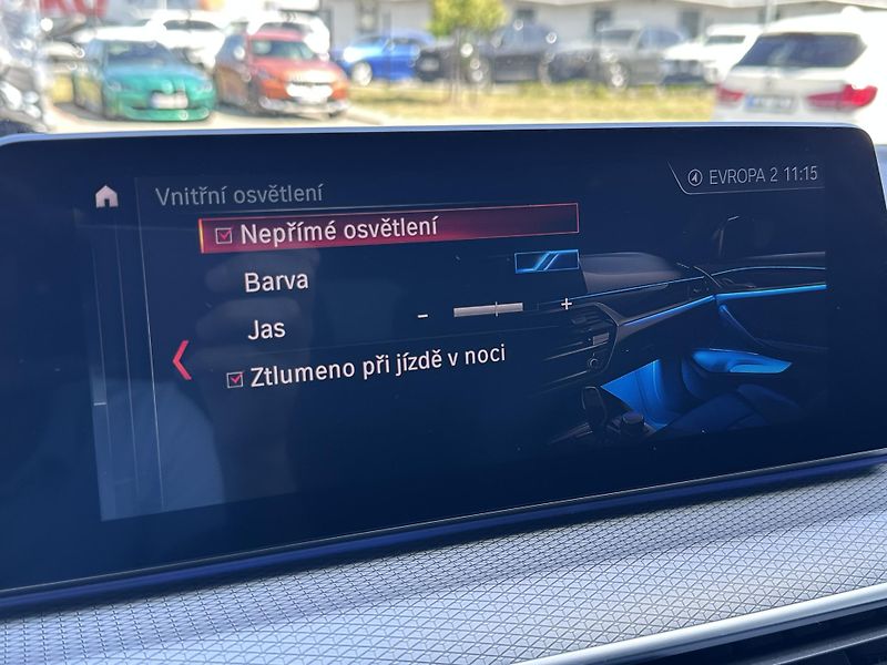 BMW Řada 5 530d xDrive Touring M-Sport - fotka 23 z 28