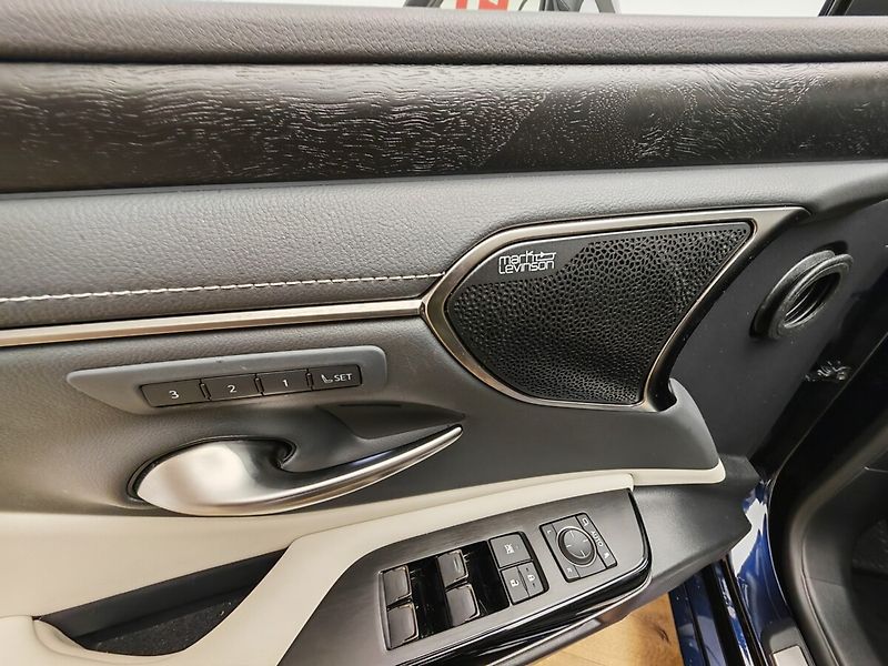 Lexus ES 300h Prestige Plus - fotka 25 z 49
