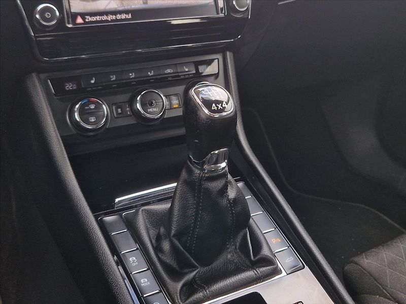 Škoda Superb 2,0 TDI 4x4 WEBASTO KAMERA TAŽ - fotka 24 z 41