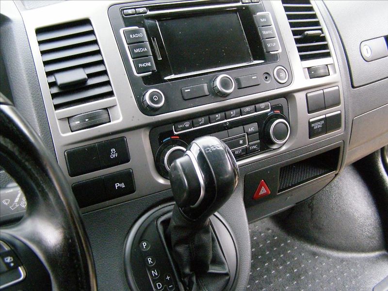 Volkswagen Caravelle 2,0   LONG  DSG po servisu 103 - fotka 33 z 38