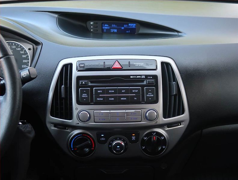 Hyundai i20 (2014) 1.2, Serv.kniha - fotka 12 z 15