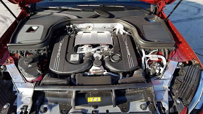 BMW potřebuje více točivého momentu, protože váží o půl tuny víc než Mercedes.