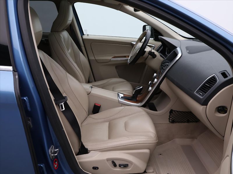 Volvo XC60 2,4 D5 169kW CZ Inscription - fotka 12 z 30