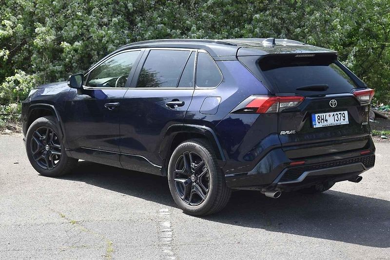 Nádrž na LPG v zavazadelníku Toyoty RAV 4 hybrid