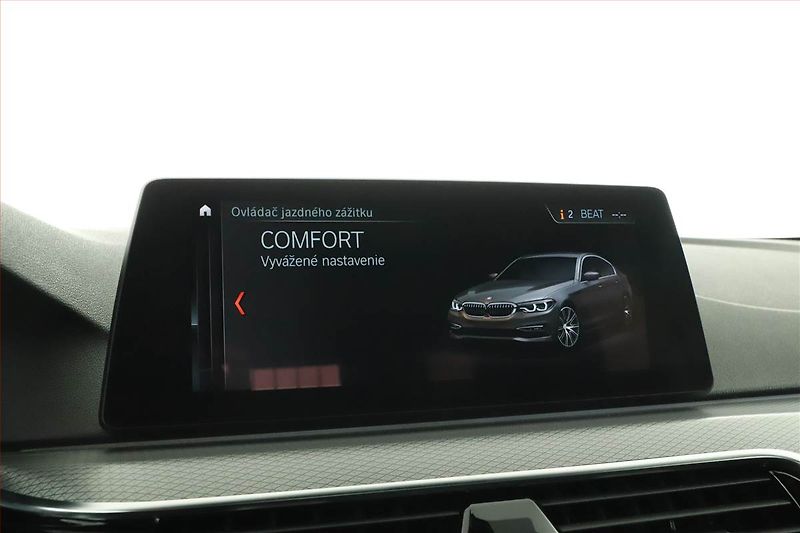 BMW Řada 5 (2018) 530e iPerformance - fotka 13 z 20