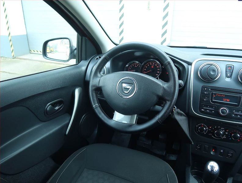 Dacia Sandero (2016) 1.2 16V, Park. senzory - fotka 6 z 14