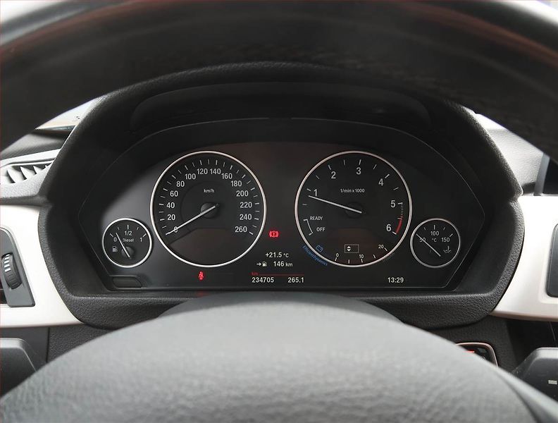 BMW Řada 3 (2017) 318 d, Kůže, Navi, Tempomat - fotka 11 z 23