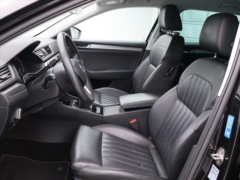 Škoda Superb 1.6 TDI Style+ Navi Tažné - fotka 10 z 28