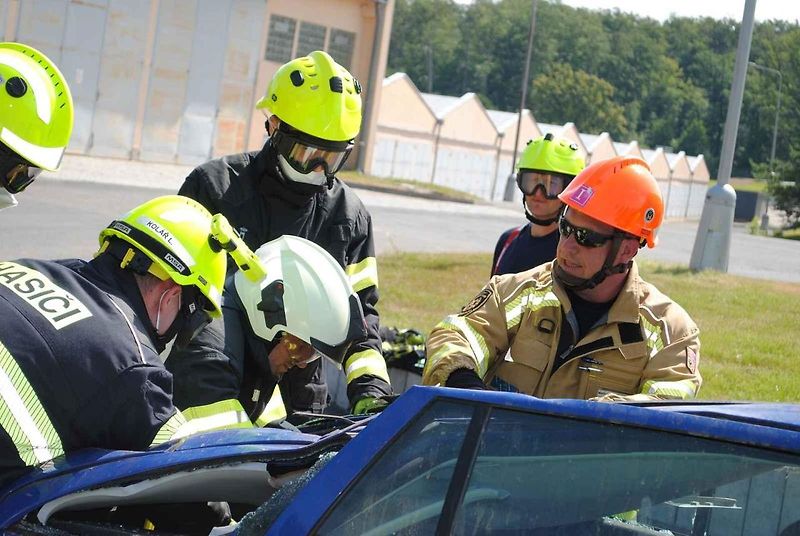 Hasiči se v rámci cvičení Rescue meeting zdokonalovali ve vyprošťování osob z auta, ale také jak uhasit elektromobil - především baterii.