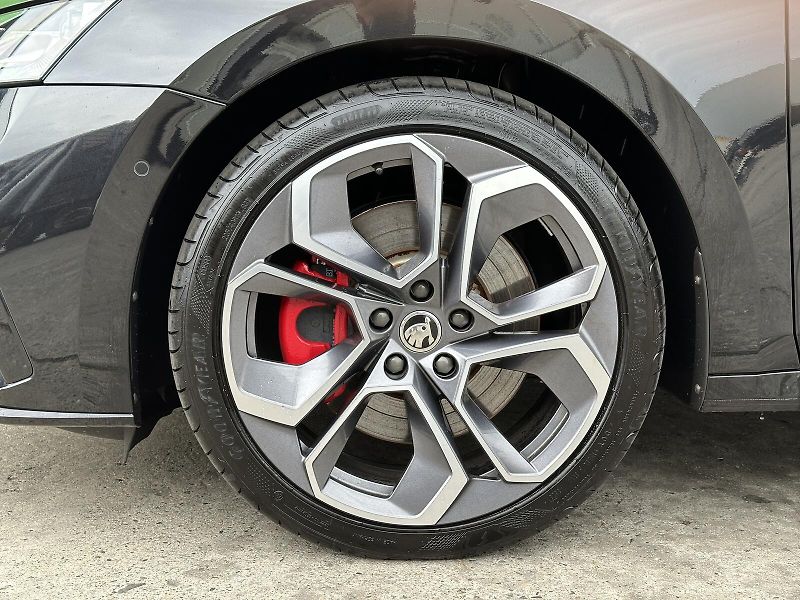 Škoda Octavia RS 2.0 TSi 180kW Matrix-LED V. - fotka 13 z 54