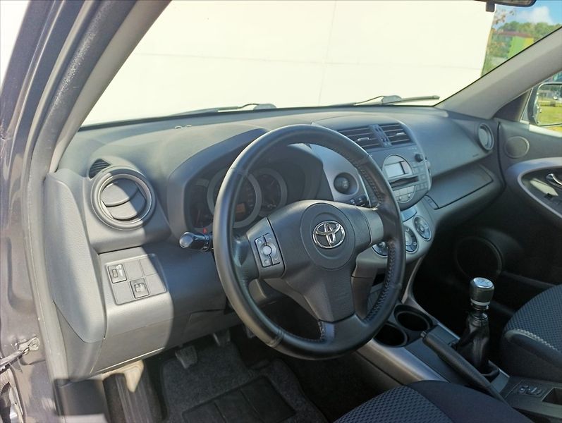 Toyota RAV4 2,2 D-4D 4x4 Aut.klimatizace - fotka 13 z 32