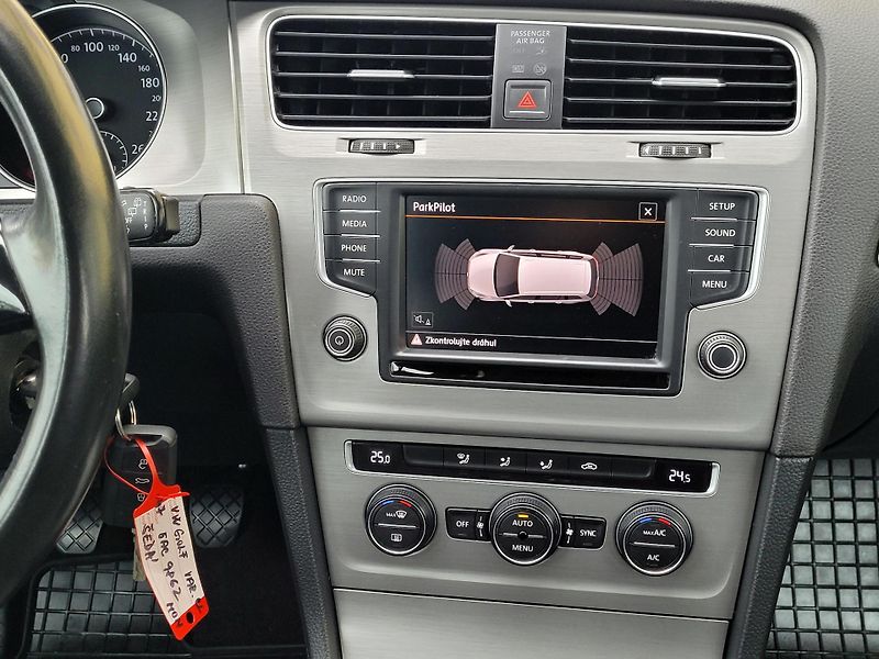 Volkswagen Golf 1,6 TDi CZ*DIGIKLIMA*SERVIS - fotka 32 z 43