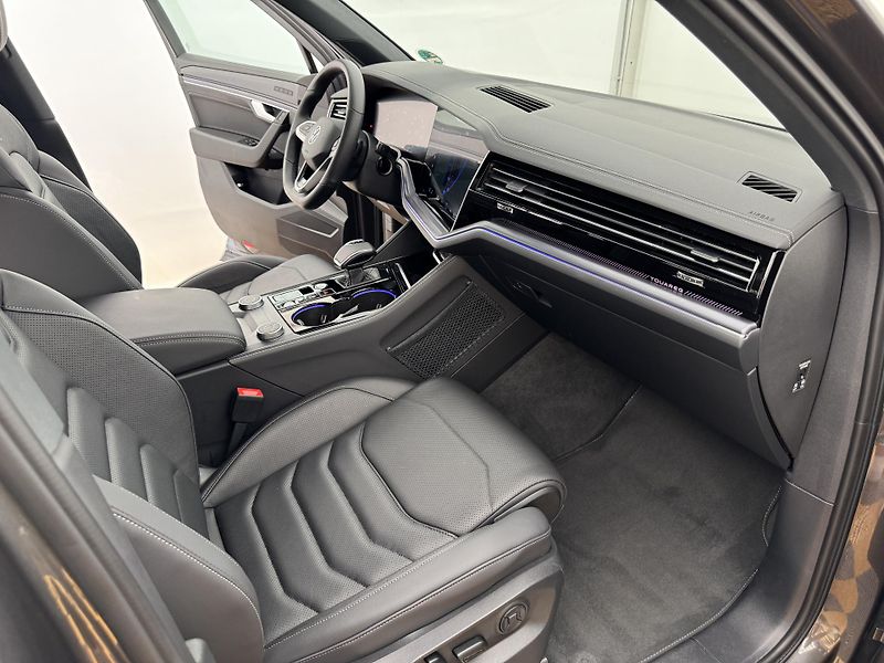 Volkswagen Touareg 3.0Tdi*1-MAJ*DPH*R-LINE*HUD* - fotka 19 z 47