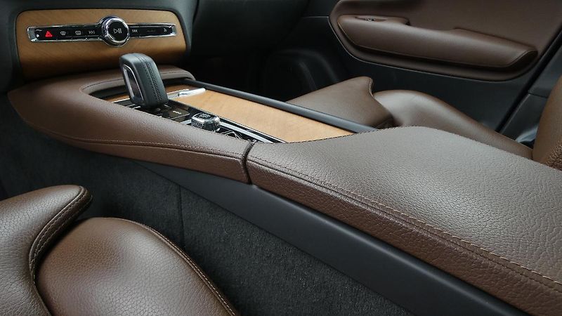 Volvo XC90 B6 AWD Momentum Pro Auto - fotka 6 z 27