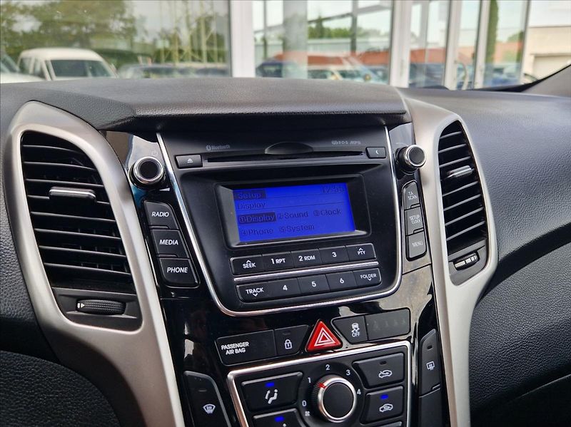 Hyundai i30 1,6 i 1.MAJITEL POUZ AUTORIZAK - fotka 28 z 32