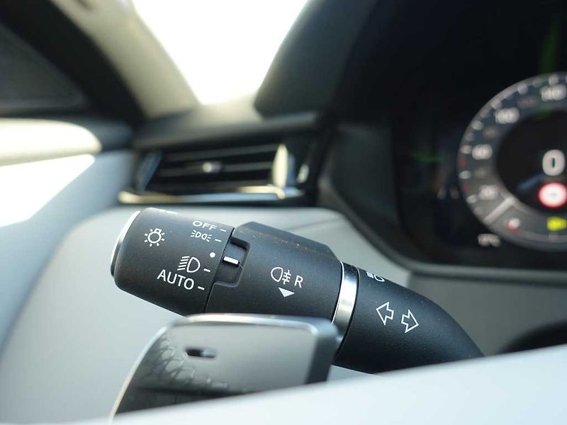 Land Rover Range Rover Velar 3,0  Dynamic SE D300 - fotka 21 z 38