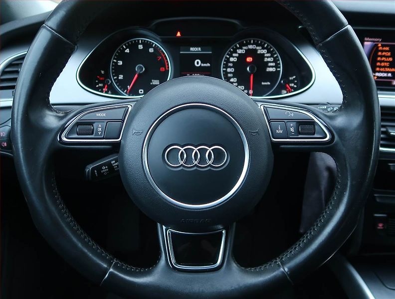 Audi A4 (2012) Ambition 1.8 TFSI, Serv.kniha - fotka 16 z 17