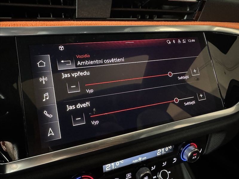Audi Q3 2,0 TDi  S-Line Záruka LED Kam - fotka 33 z 45