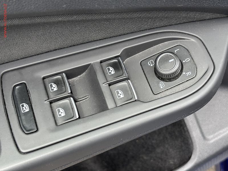 Volkswagen Golf (2022) 2.0 TDi, Style, LED - fotka 13 z 19