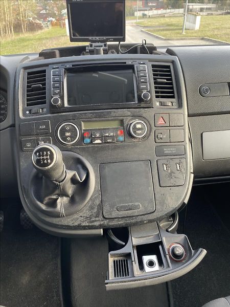 Volkswagen Multivan 2,5 TDI 95kW*tažné*aut. klima* - fotka 16 z 40