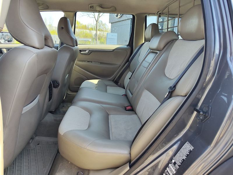 Volvo XC70 D5 2.4/120kW - fotka 12 z 26