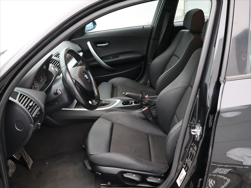 BMW Řada 1 3,0 130i 209kW Aut.Klima - fotka 11 z 25