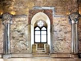 Takto Castel del Monte vypadá uvnitř.