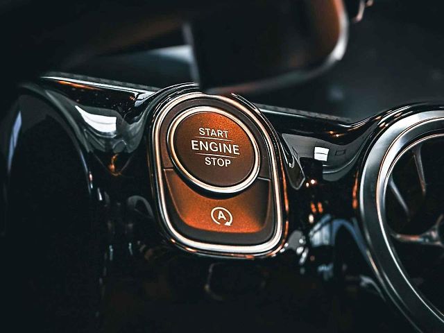 Některé automobilky umístily tlačítko na vypnutí stop-startu sugestivně hned vedle startovacího tlačítka