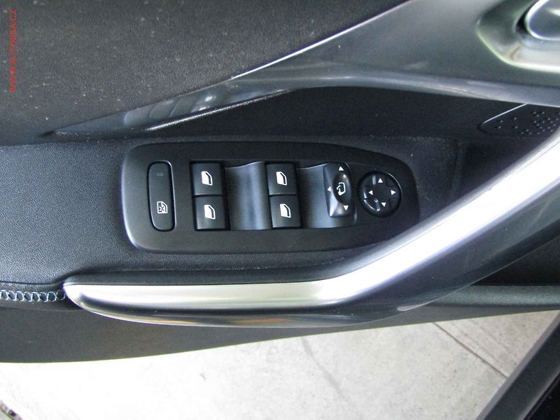 Peugeot 2008 (2019) 1.2PT, Crossway, AT, panor - fotka 11 z 22