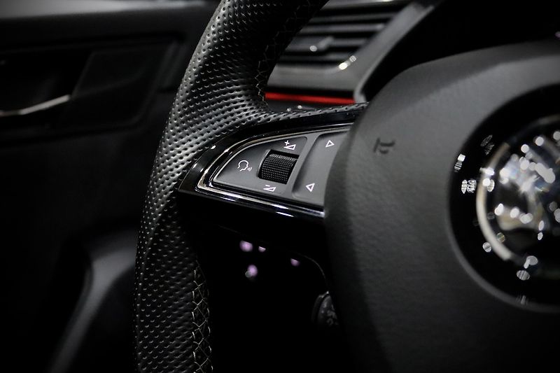 Škoda Superb 2.0 TSI 162 kW DSG Sportline - fotka 23 z 50