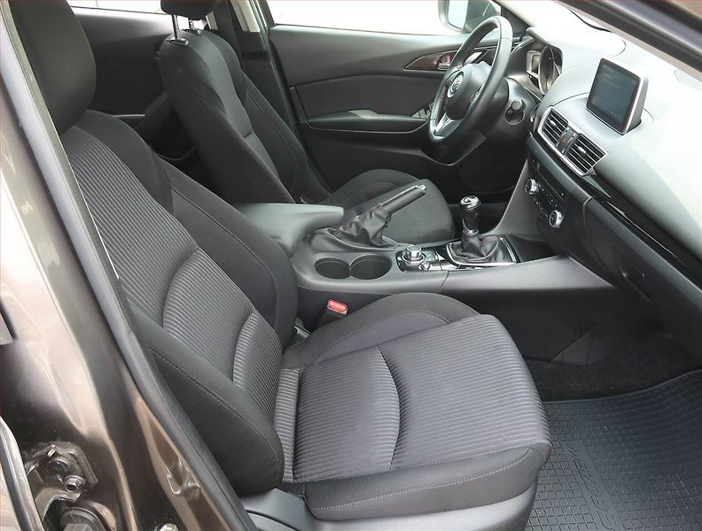 Mazda 3 (2015) 1.5 Skyactiv-G, Xenony - fotka 9 z 18