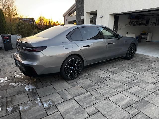 BMW i7 (2022) xDrive60 - fotka 4 z 14