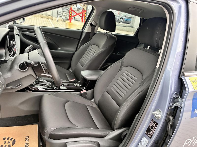 Hyundai i30 HB 1.0T-GDI 74kW DCT STYLE NAV - fotka 10 z 32