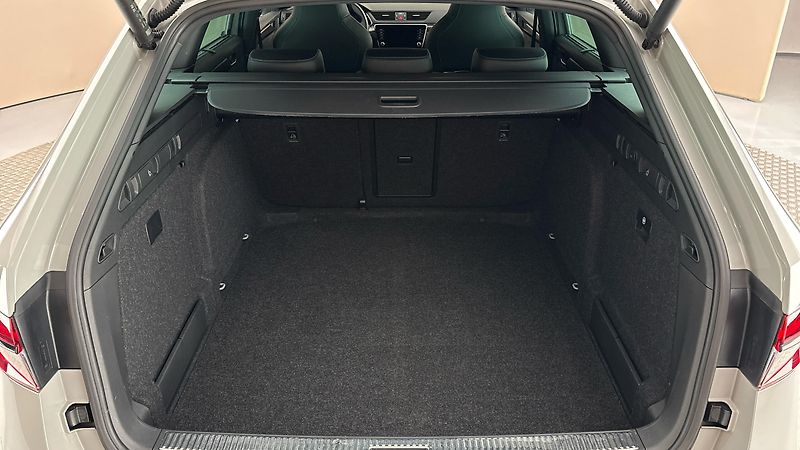 Škoda Superb 1.5 TSI Sportline Combi - fotka 17 z 30