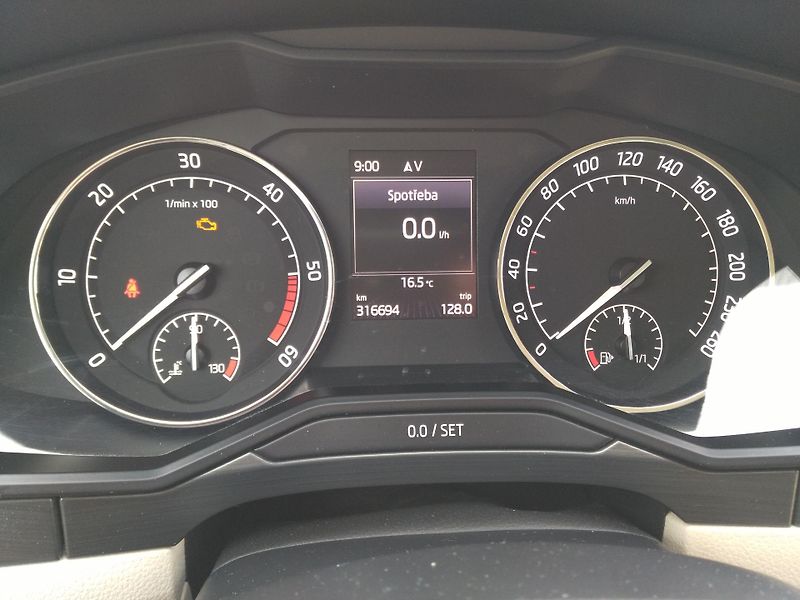 Škoda Superb 2,0 TDI /110 kW/ - fotka 14 z 33