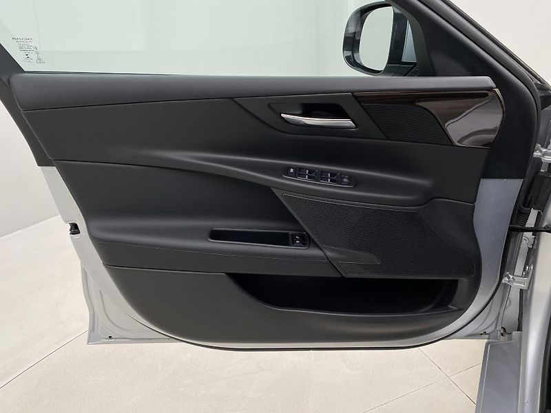 Jaguar XE 30t 221kW AWD AUT CZ - fotka 7 z 39