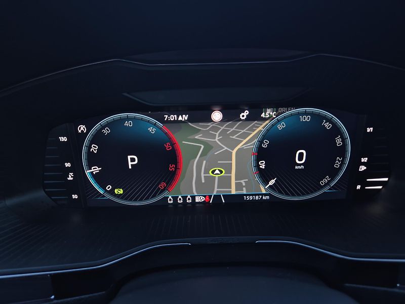 Škoda Superb Combi 2,0TDi DSG 110kw 17ALU - fotka 48 z 48