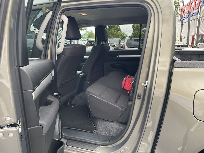 Toyota Hilux 2.8D 6AT Active - fotka 12 z 29