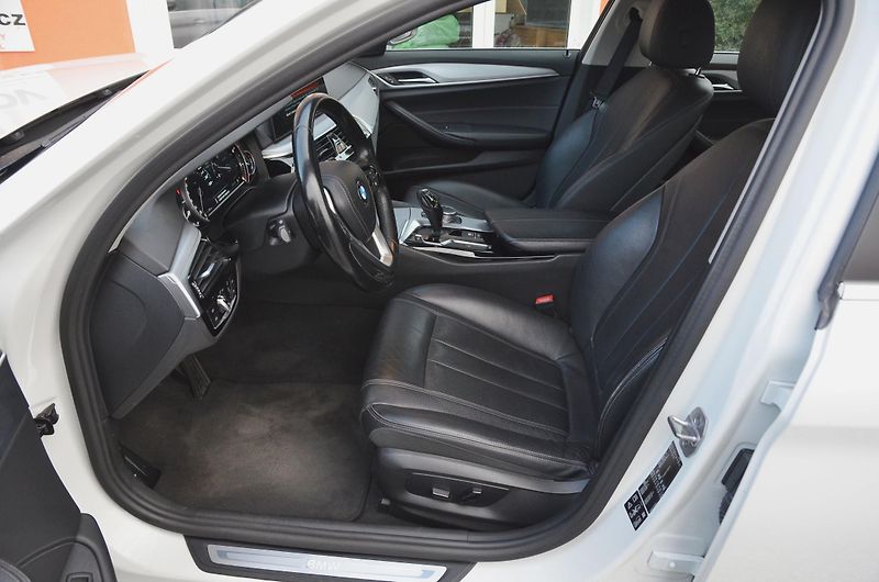 BMW Řada 5 (2017) 520d xDrive 140kW / ČR / DPH  - fotka 14 z 36