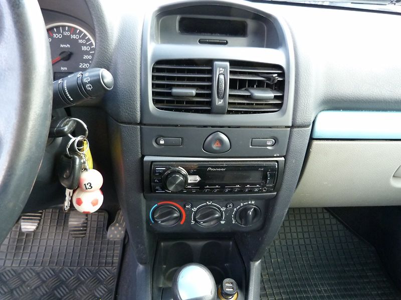 Renault Clio 1,2 16V - fotka 11 z 14