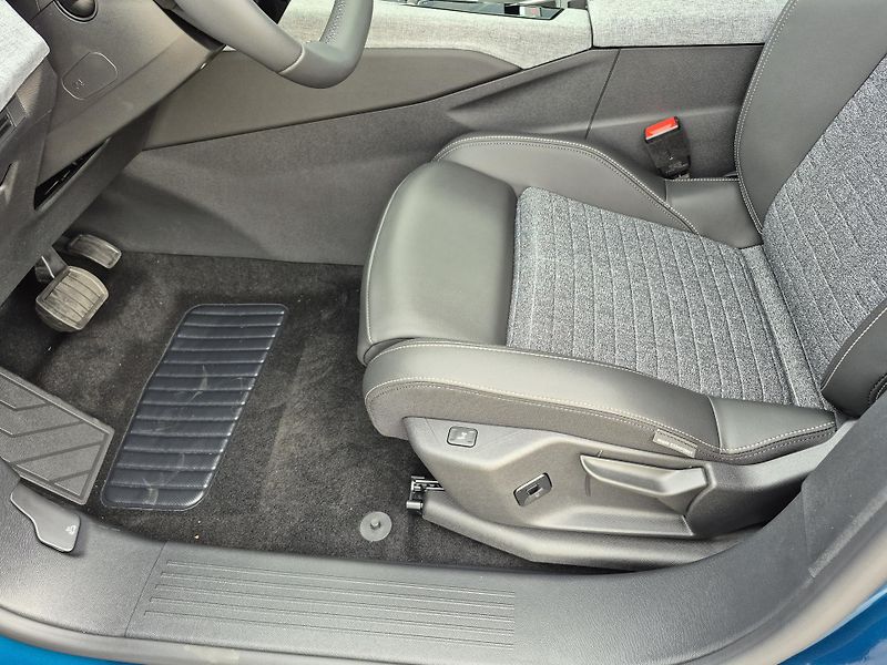 Peugeot 5008 (2026) BUSINESS Hybrid 145 e-DCS6 - fotka 17 z 25