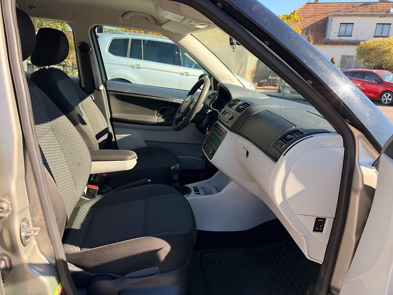 Škoda Fabia (2011) 1.2TSI 77kW Ambition+ - fotka 24 z 28