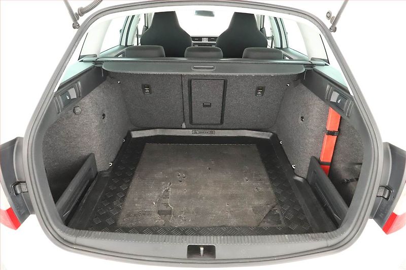 Škoda Octavia (2015) 1.6 TDI, Serv.kniha, Xenony - fotka 22 z 23