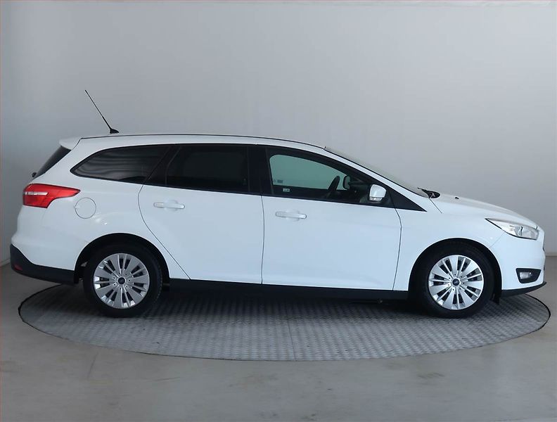 Ford Focus (2015) 1.5 TDCi, Navi, Tempomat - fotka 6 z 16