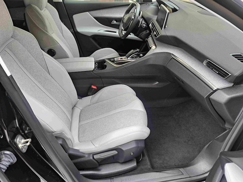 Peugeot 5008 (2020) 1,2PT EAT8 ALLURE - fotka 10 z 26