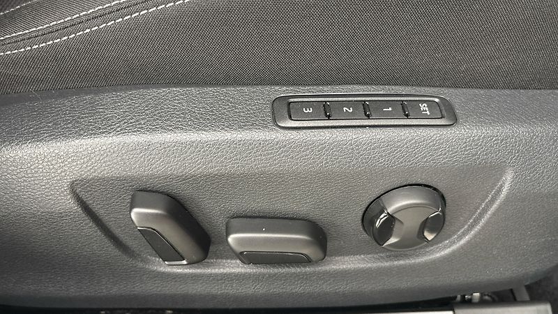 Škoda Superb 2.0 TDI DSG 4x4 Style Combi - fotka 23 z 32