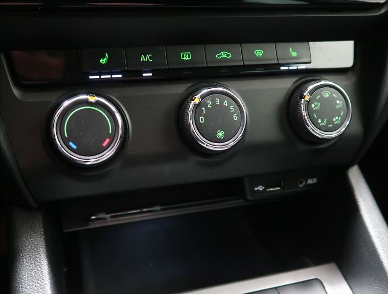 Škoda Octavia 1,2 TSI XENON VÝHŘEV 2x ALU - fotka 23 z 33