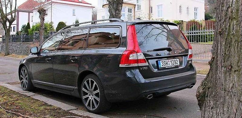 Volvo V70.
