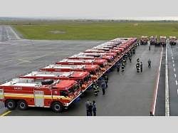 Tatra Force 8x8 – vozidlo pro přepravu potrubí.