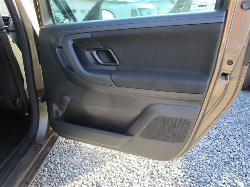 Škoda Roomster 1.4i 16V Ambition, Klima, 2. m - fotka 23 z 36